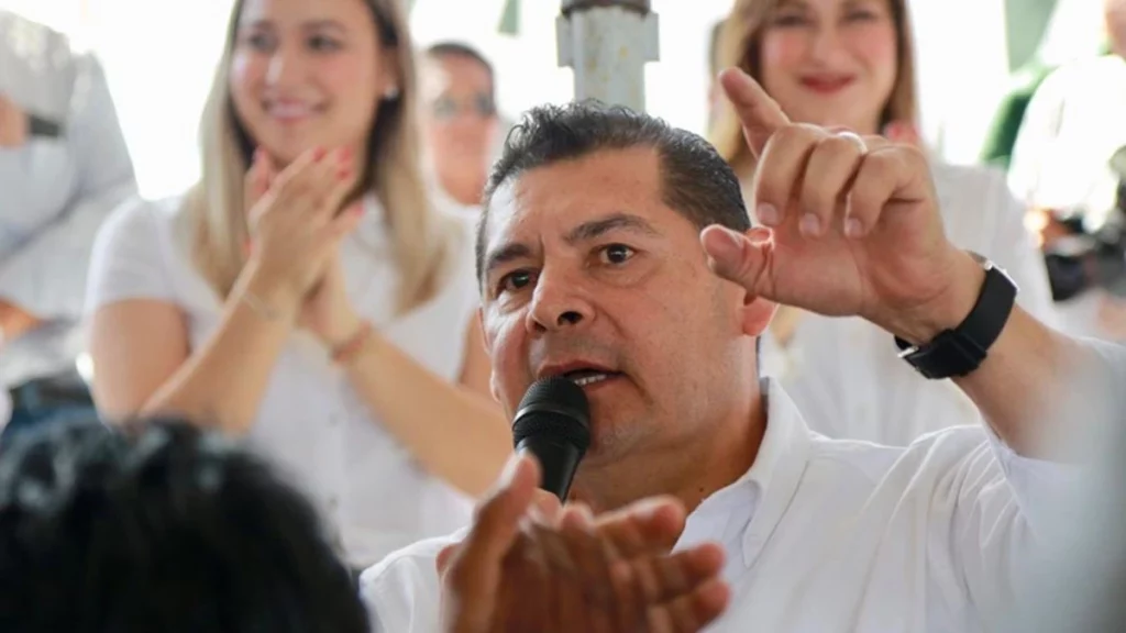 El Congreso poblano, avala reforma impulsada por Armenta, para evitar el doble congreso.