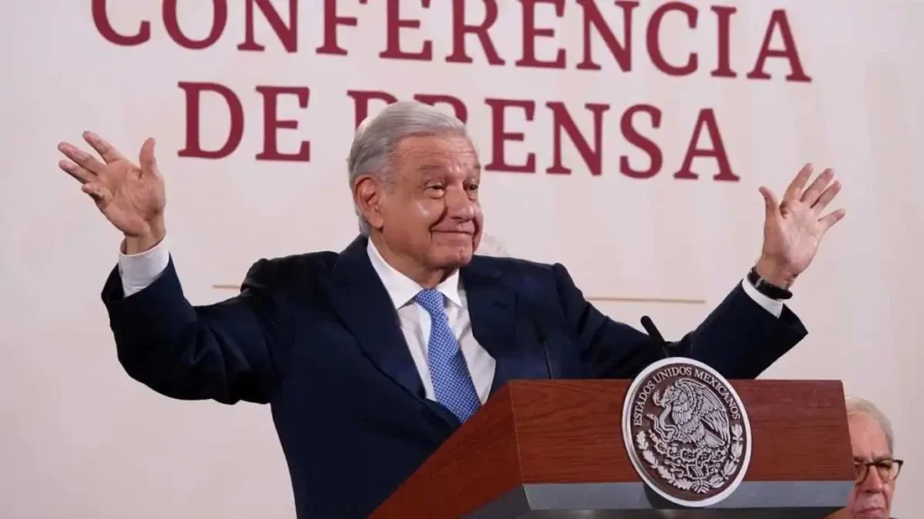 AMLO reconoce que consideró emitir una alerta sobre el huracán 'Otis', pero no lo hizo