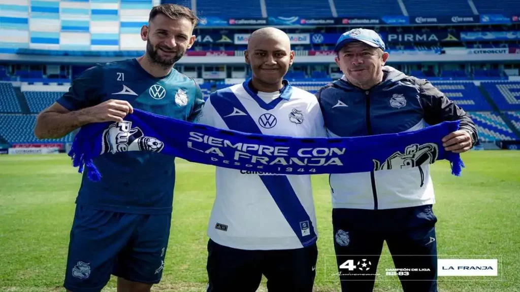 De las gradas al césped: El Club Puebla se reúne con fan en la cancha