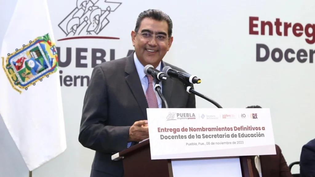 Gobierno estatal reconoce a docentes 