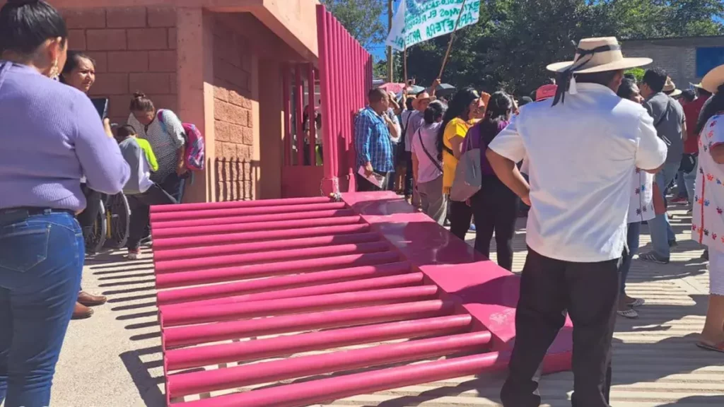 Maestros impiden inauguración y tiran puerta de CRIT en Guerrero