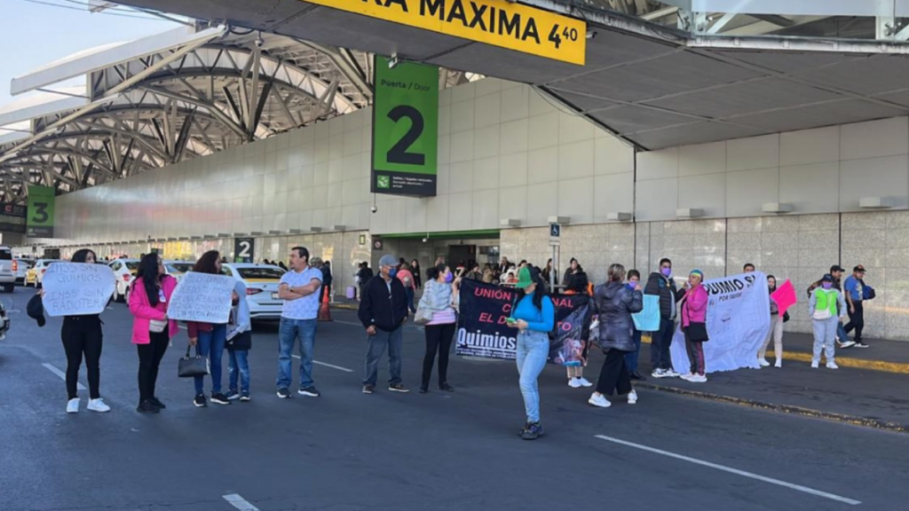 Manifestantes, en su mayoría mujeres con cáncer