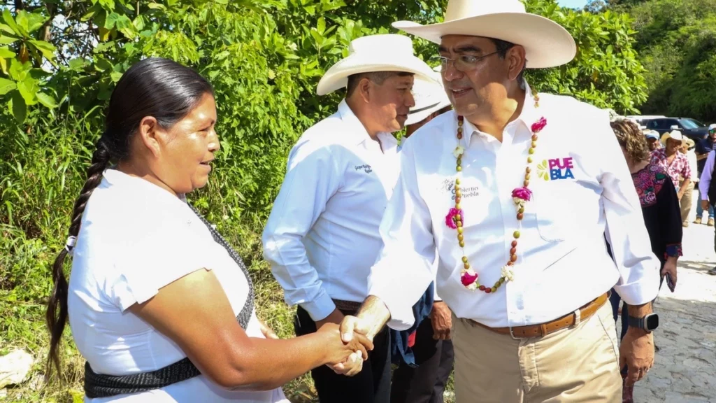 Se inauguraron obras viales y entrega de apoyos sociales en Hueytlalpan