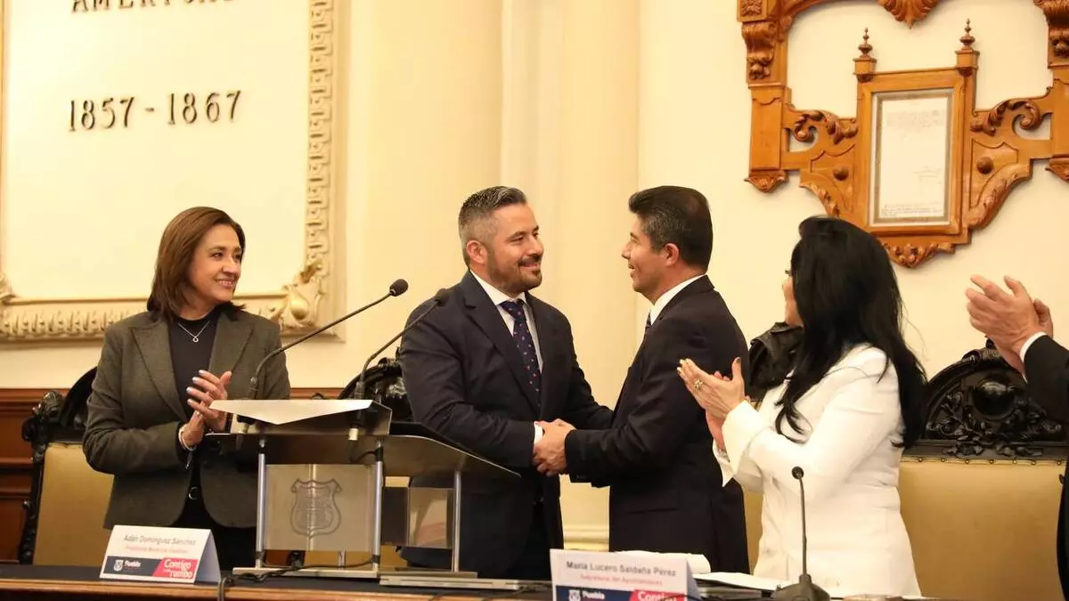 Aprueba cabildo licencia definitiva de Eduardo Rivera como presidente municipal