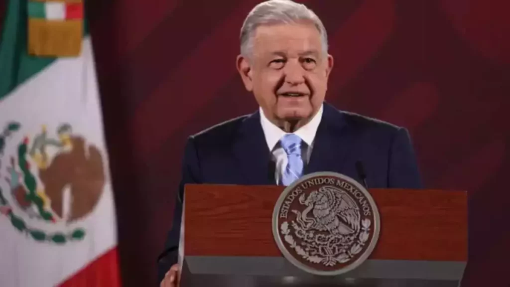 AMLO elegirá a nueva ministra de la Suprema Corte; Senado rechazó segunda terna En una jornada parlamentaria intensa en el Senado de la República, dos rondas de votación no lograron alcanzar el consenso necesario para designar al nuevo miembro de la Suprema Corte de Justicia de la Nación. Como resultado, el presidente Andrés Manuel López Obrador tomará la inusual decisión de nombrar directamente al reemplazo de Arturo Zaldívar, marcando un hito en la historia de la Corte desde la reforma constitucional de 1994. https://x.com/letroblesrosa/status/1735220797269229945?t=ahzZbJtsawzA_GOA2JwYew&s=08 Arturo Zaldívar dejó su cargo en la SCJN para unirse al equipo de la precandidata presidencial de Morena, Claudia Sheinbaum, abriendo así la vacante que ha generado un intenso debate en el Senado. La presidenta de la Mesa Directiva, Ana Lilia Rivera Rivera, anunció que el resultado no alcanzó un consenso y será comunicado al presidente de la República, conforme al artículo 96 de la Constitución. La segunda terna de candidatas estaba compuesta por Bertha María Alcalde Luján, Lenia Batres Guadarrama y Eréndira Cruz Villegas Fuentes. Sin embargo, tras dos votaciones, ninguna de las opciones logró obtener la mayoría calificada requerida para ocupar la vacante en la SCJN. En la primera votación, se registraron 29 votos a favor de Alcalde Luján, 33 a favor de Batres Guadarrama, 12 a favor de Cruz Villegas Fuentes, uno nulo y 46 en contra de la terna. En la segunda votación, los resultados fueron 16 votos a favor de Alcalde Luján, 54 a favor de Batres Guadarrama, dos por Cruz Villegas Fuentes, tres nulos y 46 en contra. Previo a las votaciones, las candidatas expresaron sus posturas y compromisos en caso de ser designadas como ministras de la SCJN. Bertha María Alcalde Luján aseguró su compromiso con la honradez, autonomía y humanismo en el ejercicio de su función. https://x.com/juncalssolano/status/1735305983247683812?s=20 Lenia Batres Guadarrama abogó por un Poder Judicial celoso de su función y guardián constitucional. María Eréndira Cruz Villegas Fuentes destacó su objetivo de procurar una justicia accesible para todos, sin costos onerosos y como un derecho para cada persona. La decisión del presidente López Obrador de asumir directamente la designación de la nueva ministra marca un precedente significativo en el proceso de selección de la SCJN, generando expectativas sobre el perfil y las características que el nuevo miembro aportará al Máximo Tribunal.