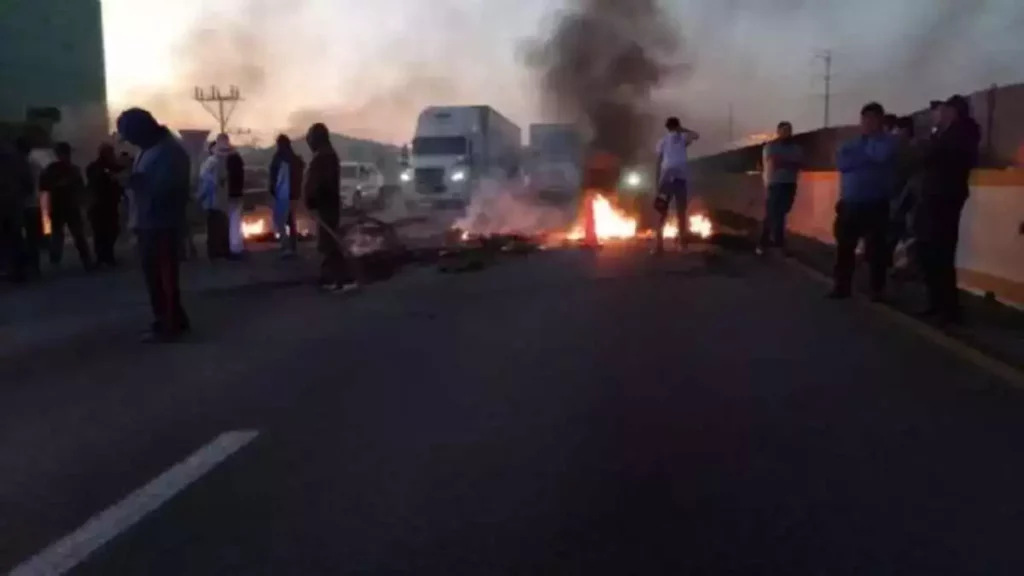 Conflicto en Xalmimilulco provoca cierre de la autopista México-Puebla por más de 10 horas