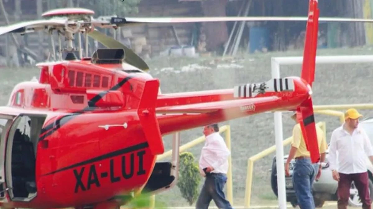 José Antonio Estefan Garfías, candidato de la alianza PAN-PRD abordando el helicóptero con matricula XA-LUI