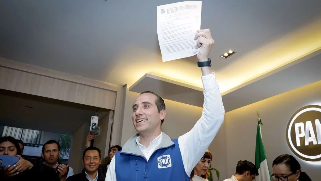 Mario Riestra durante su registro ante el Comisión Estatal de Procesos Internos de PAN