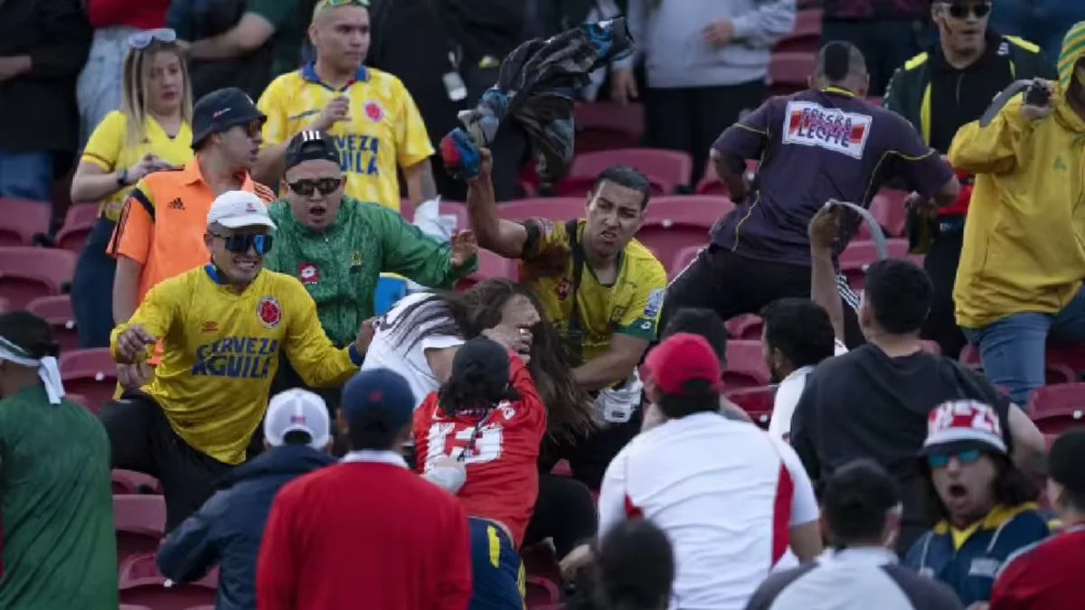 Pelea entre aficionados de México y Colombia.