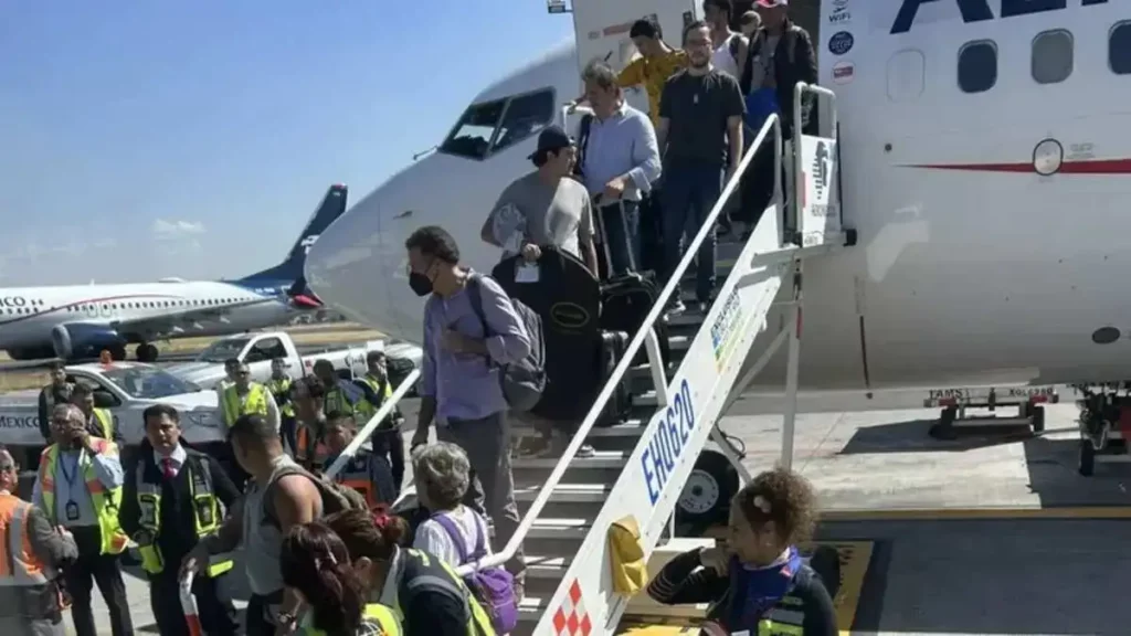 Los encerraron por 4 horas en un avión en México