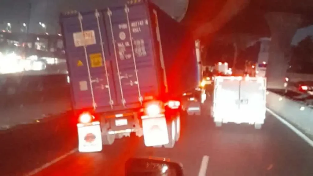 Tractocamión en llamas provoca cierre en la autopista México-Puebla