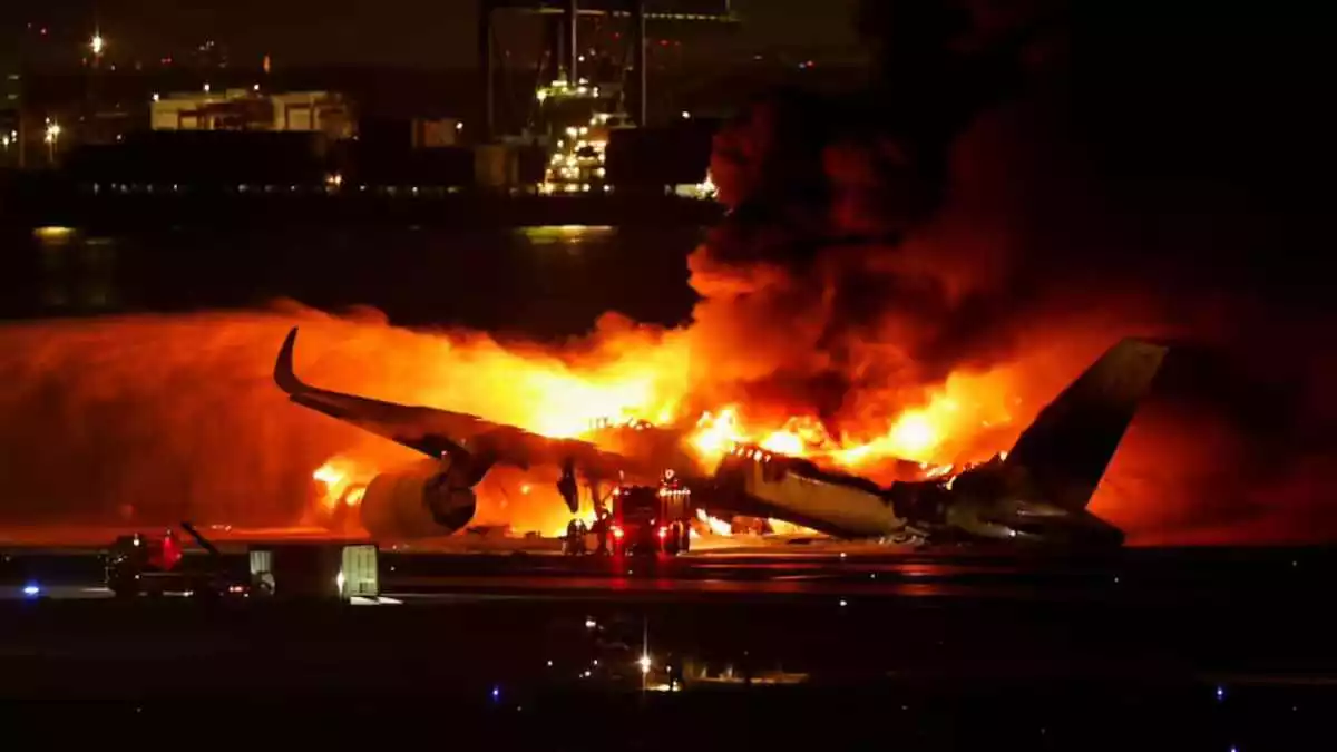 Se incendia avión de Japan Airlines tras colisión con aeronave militar
