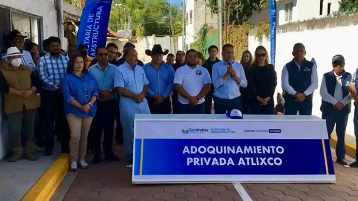 Edmundo Tlatehui inaugura adoquinamiento en Privada Atlixco en San Andrés Cholula