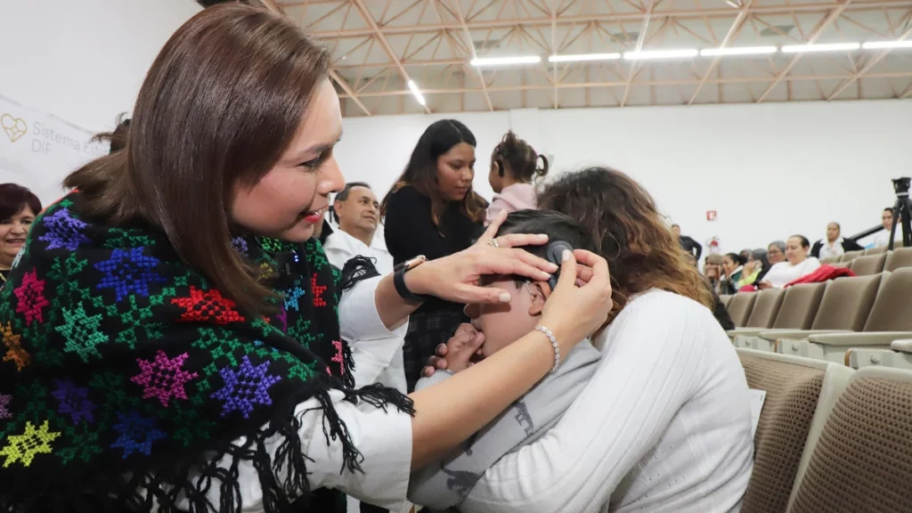 Gaby Bonilla encabezó encendido de ocho aparatos cocleares