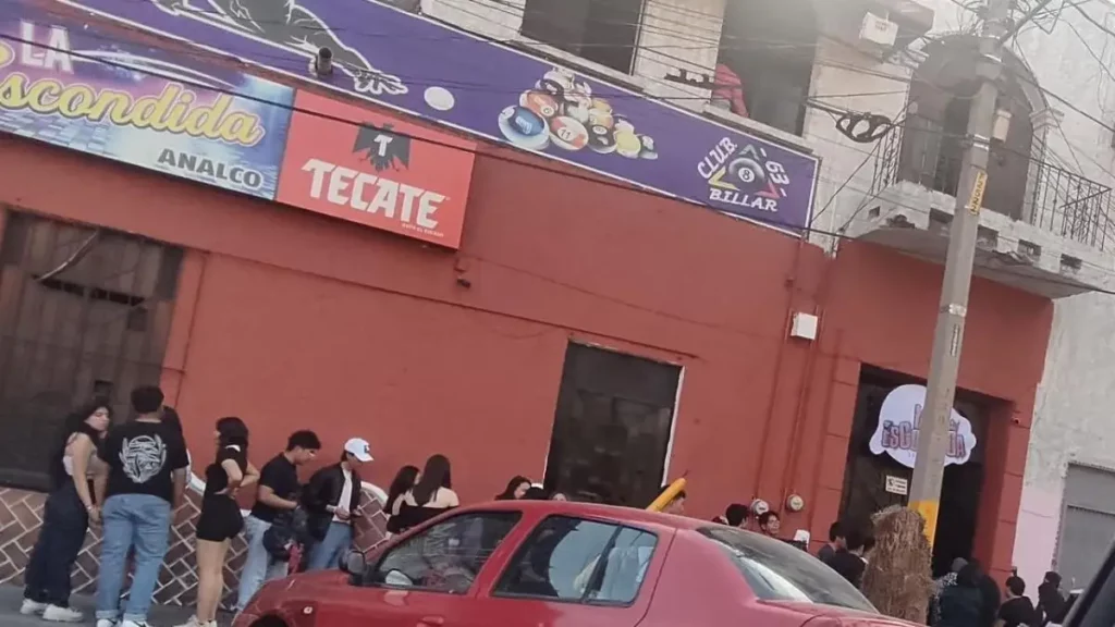 Jóvenes hacen largas filas para entrar a la Escondida de Analco