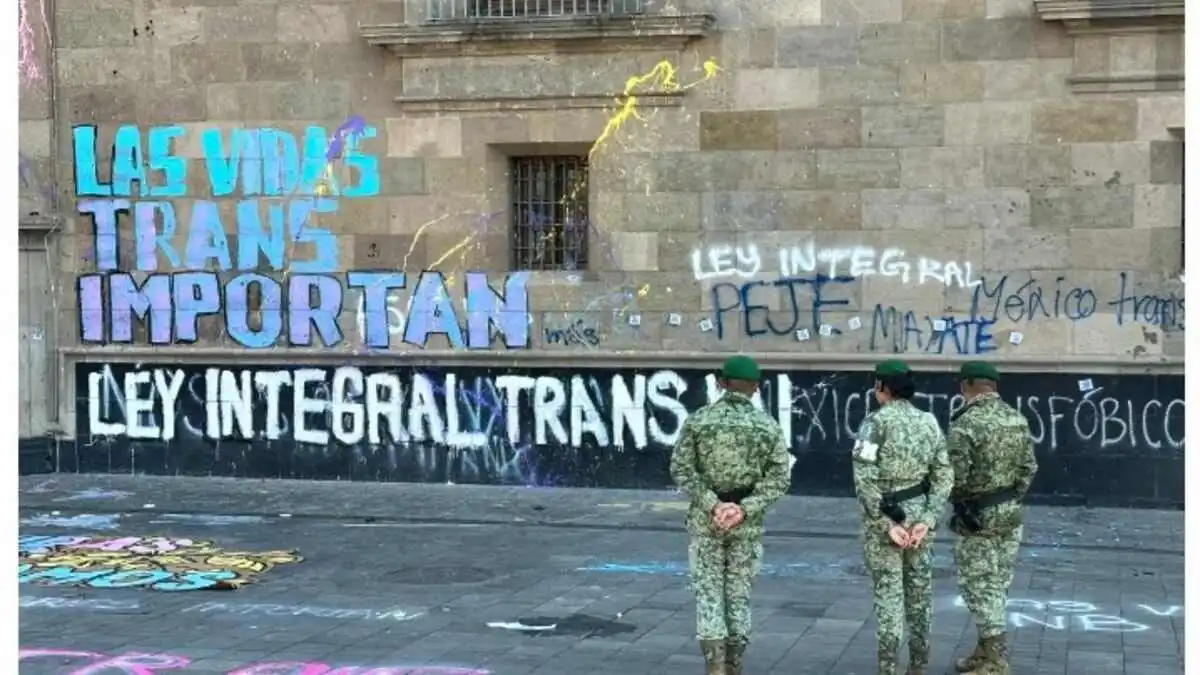 Comunidad LGBT+ protesta frente a Palacio Nacional ¡Exigen justicia!