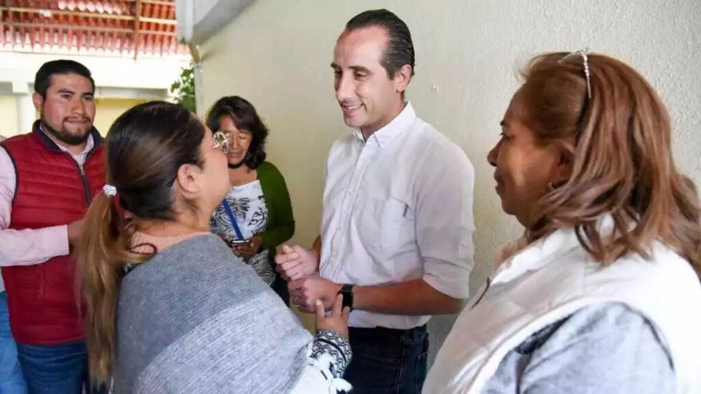 San Pablo Xochimehuacan reconoce trayectoria de Mario Riestra