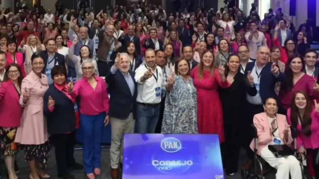 Exgobernadores, líderes del PRI y PAN encabezan carrera al Congreso