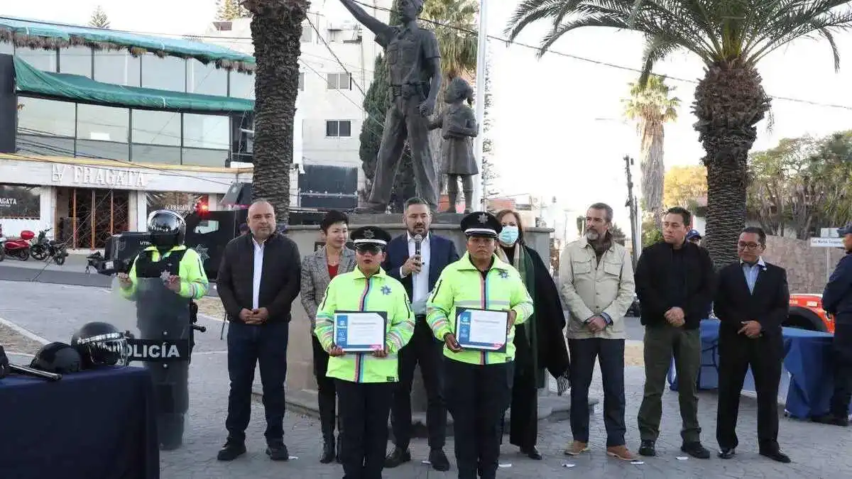 Entrega Ayuntamiento equipamiento para policías y personal de protección civil