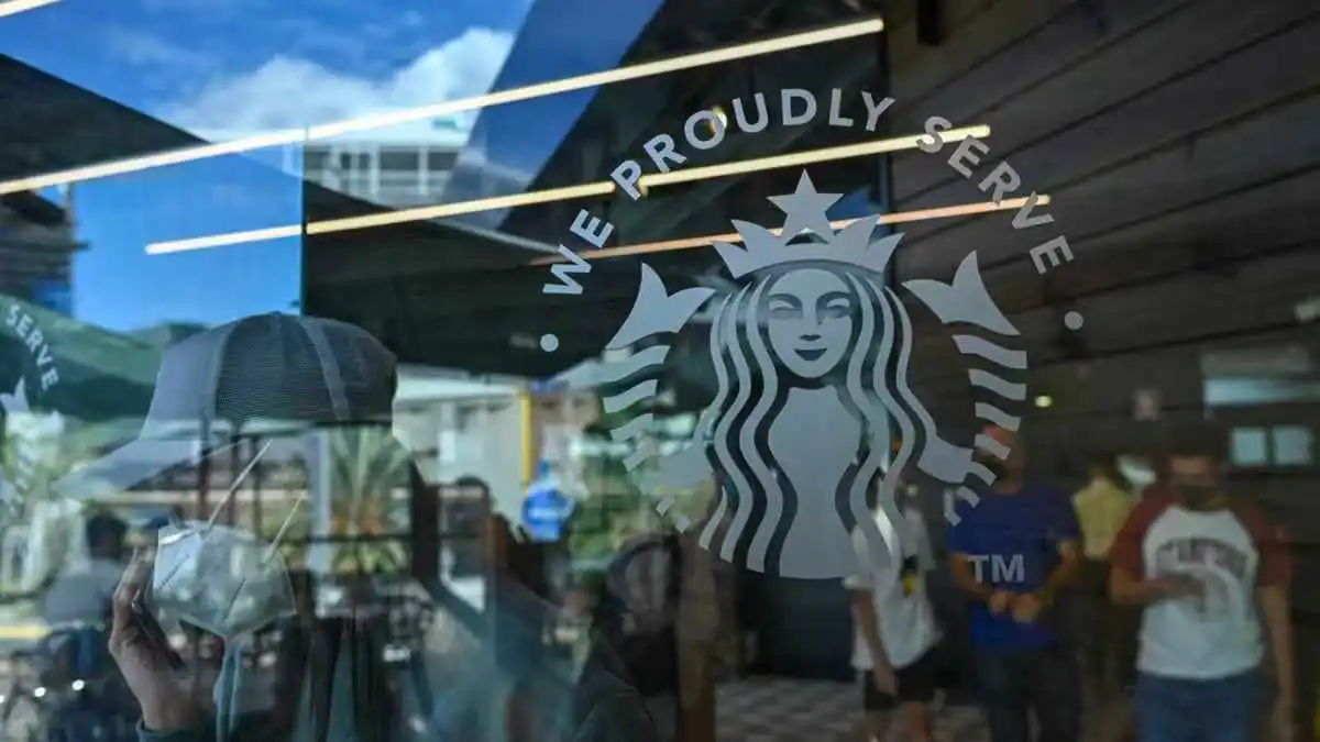 Demandan Starbucks por comercializar café de plantaciones con abusos laborales