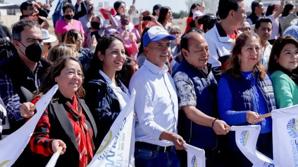 Vecinos acompañaron a Mundo Tlatehui, quien encabezó el arranque las obras en beneficio de Cacalotepec