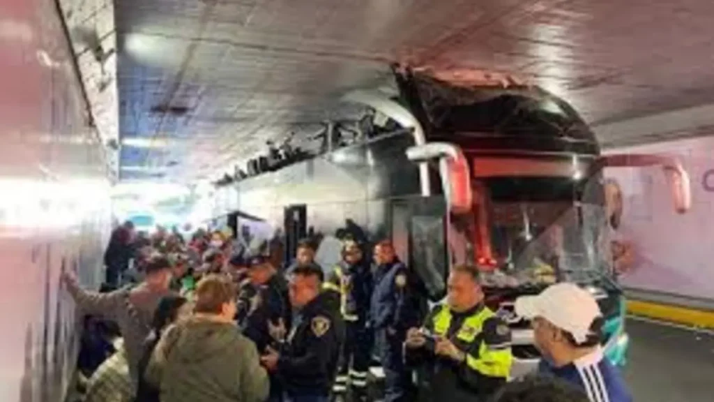 ¡Se quedaron sin techo! Autobús con poblanos se quedó atorado en un puente de la CDMX