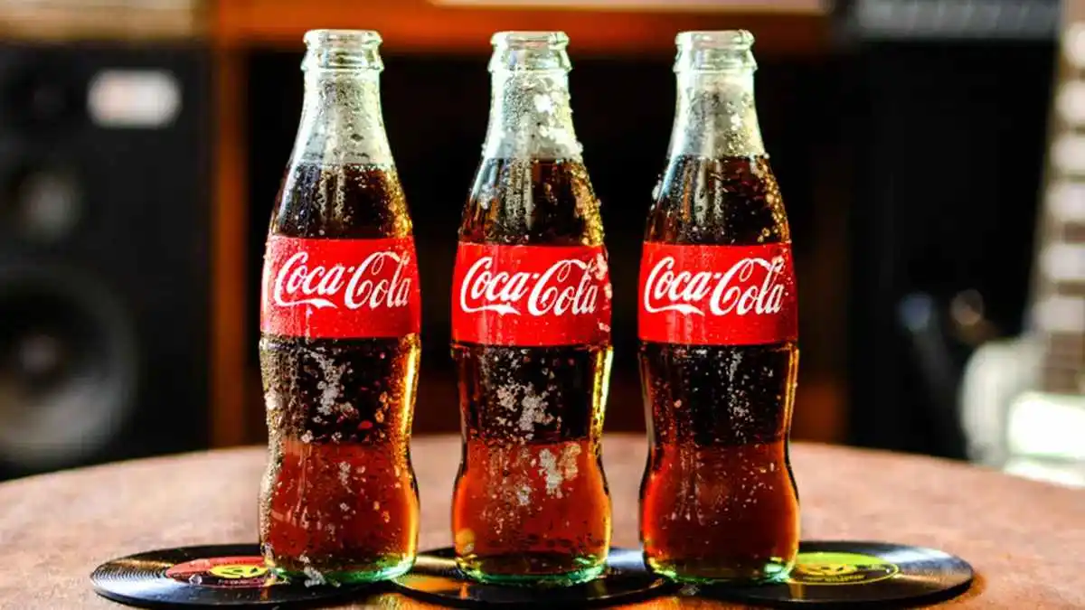 ¿Por qué sabe diferente la Coca Cola de vidrio de la de plástico?