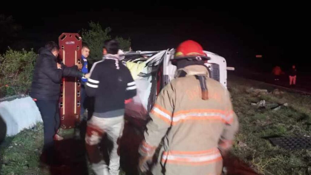 La camioneta en la que se transportaba Grupo Duelo terminó destrozada