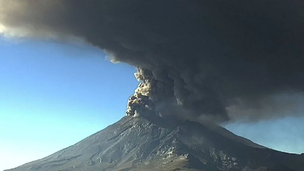 Suspenden vuelos en aeropuerto de Puebla por ceniza del Popocatépetl