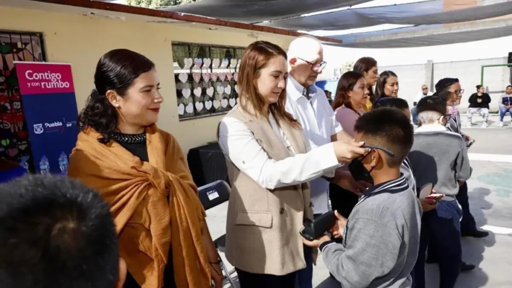 SMDIF entrega apoyos visuales a alumnos de primarias del municipio.