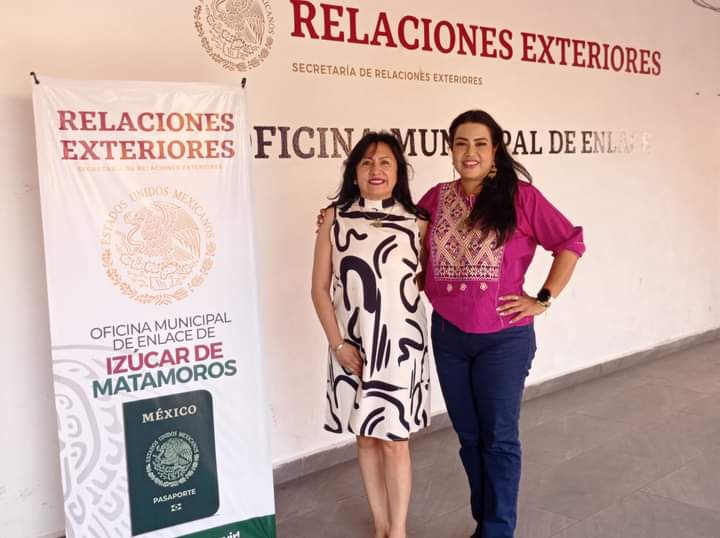 Sandra de Yta e Irene Olea, presidenta municipal de Izúcar de Matamoros