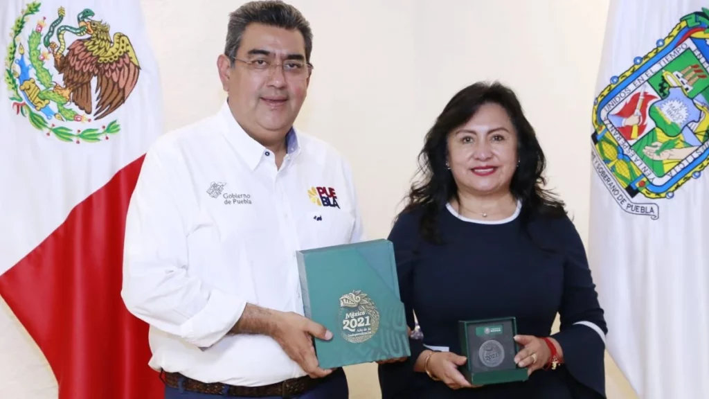 Sandra de Yta y el gobernador Sergio Salomón Céspedes en la inauguración de las oficinas de la SRE en Tepeaca
