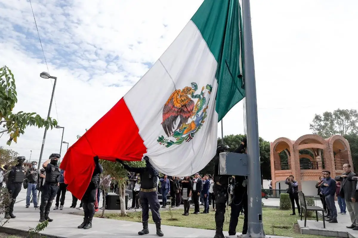 Se hizó la bandera durante la ceremonia