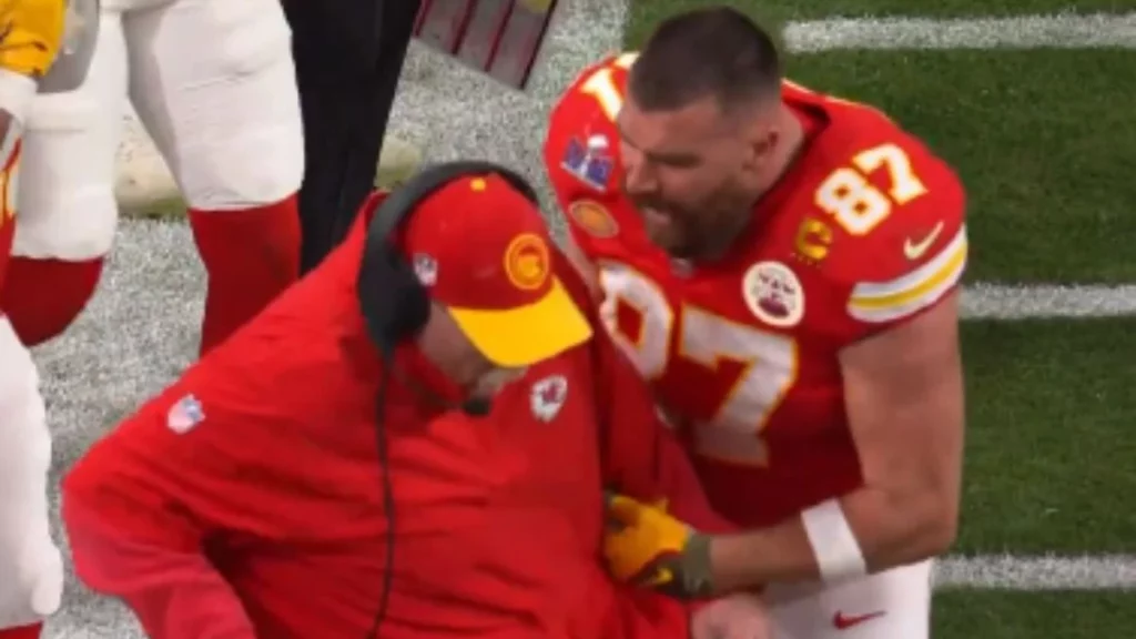 Travis Kelce empujó a Andy Reid, su entrenador