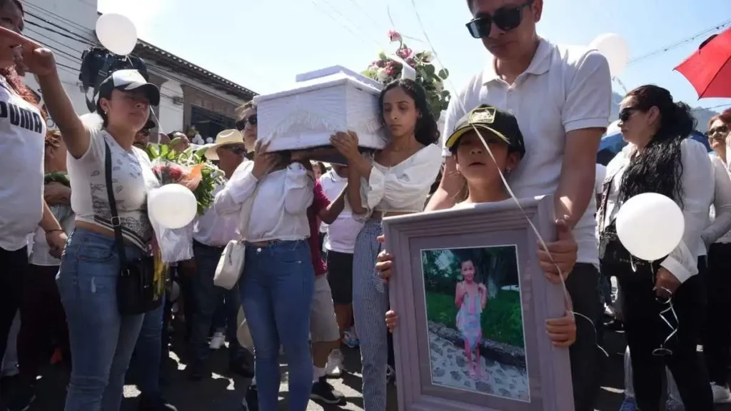 Sepultan a Camila; su madre responde a señalamientos de culpa