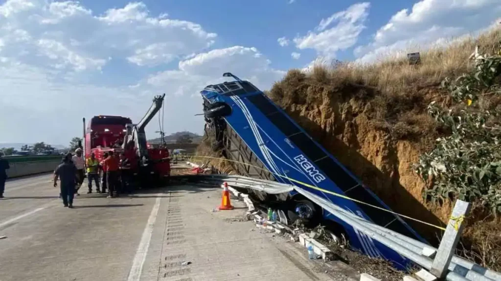 Autobús de pasajeros vuelca en la México-Puebla y deja 4 muertos