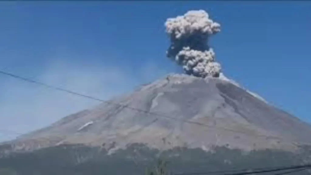 Calidad del aire en Puebla continua regular, Popo registró 33 exhalaciones