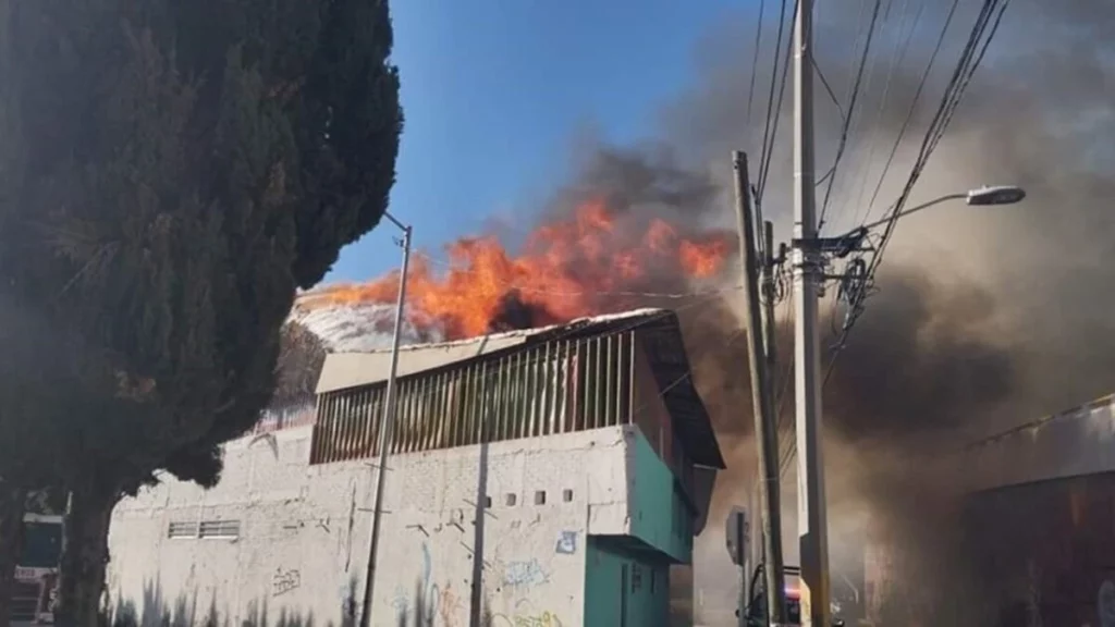 Dos incendios en inmediaciones de CU consumieron un bar y una casa