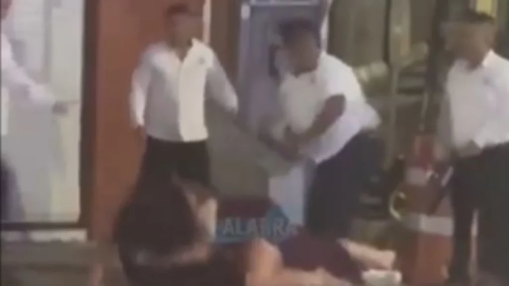 Taxistas golpearon a turistas en Playa del Carmen Video