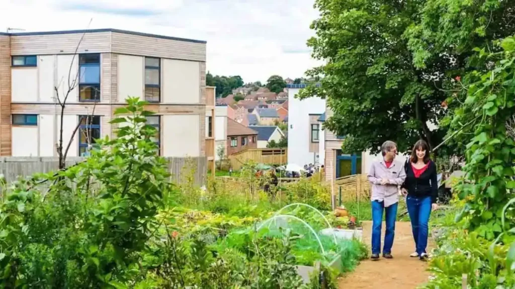 Cohousing: la tendencia de amigos que se unen para compartir la vejez juntos