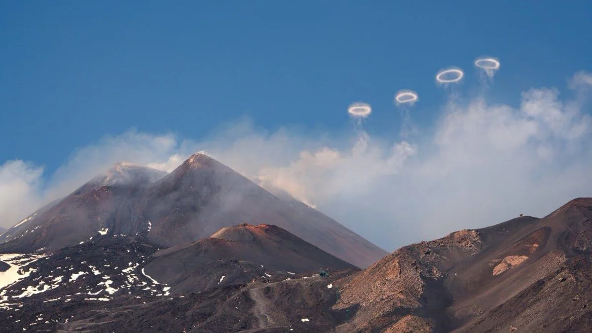 El volcán Etna sorprende al lanzar inusuales "anillos" de humo al cielo