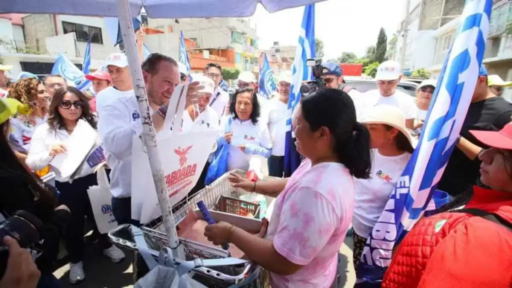 Recorre Santiago Taboada "las chozas", zona 100% morenista en Iztacalco