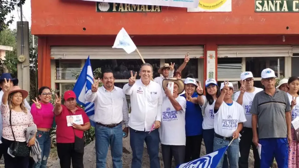 Humberto Aguilar encabeza caminata por las calles de Sanctorum en Cuautlancingo