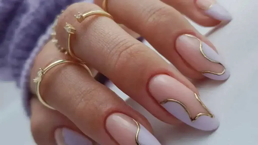 Deslumbra con la manicura francesa invertida ¡ Aquí 5 diseños divertidos!