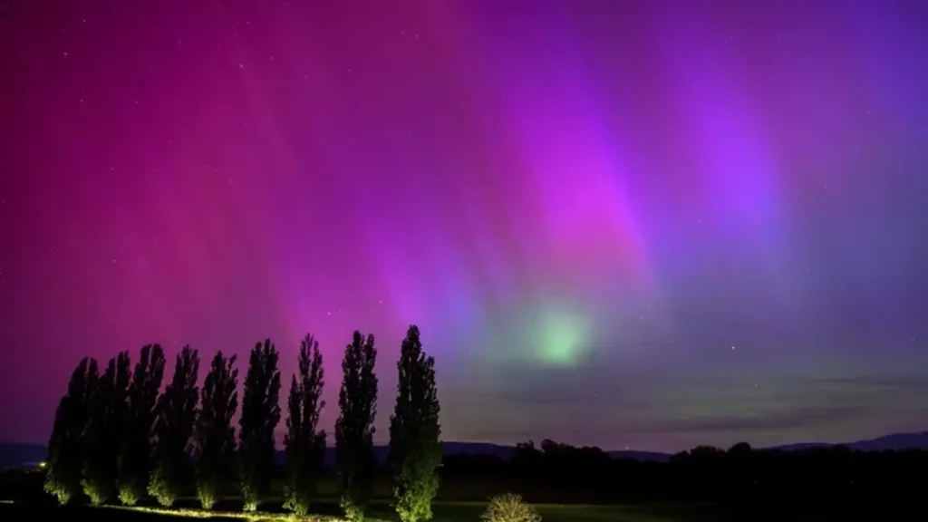 ¡Auroras boreales iluminan el cielo nocturno en un espectáculo celestial!