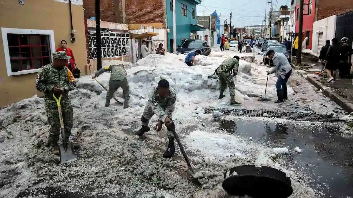 Calles de Puebla se cubren de hielo tras granizada