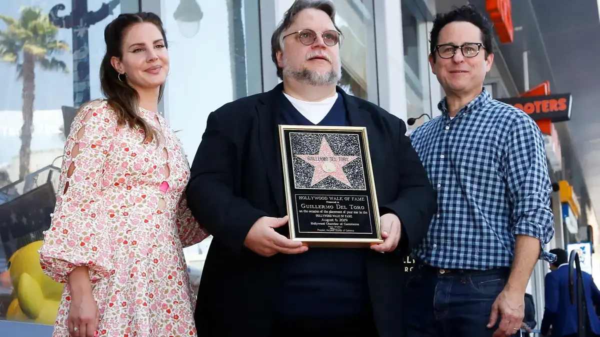 Guillermo del Toro devela su estrella en el Paseo de la Fama junto a Lana del Rey