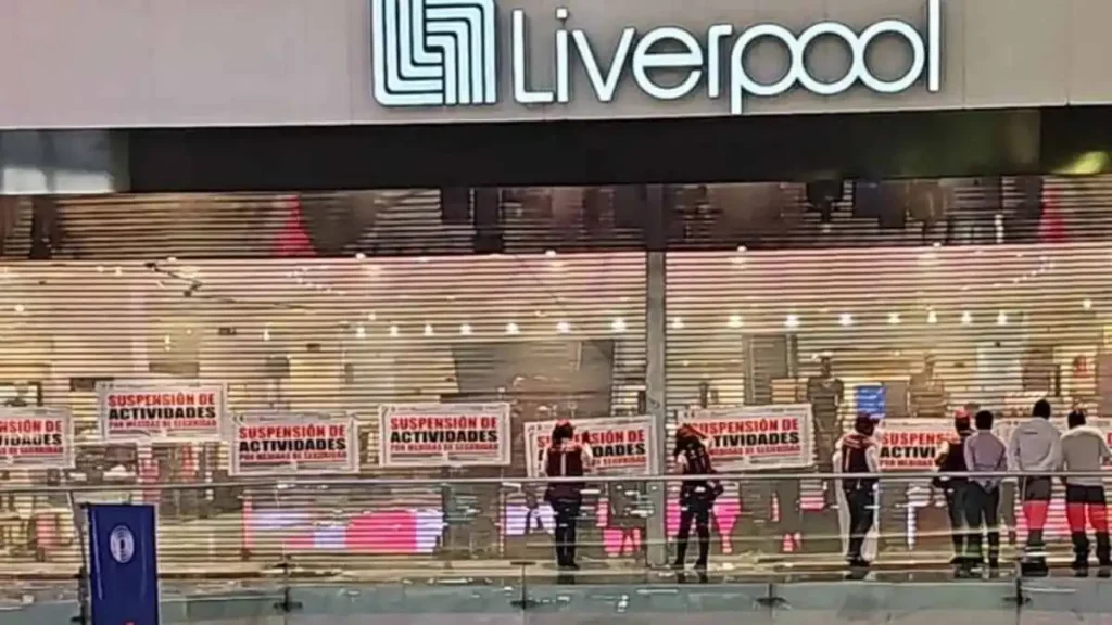 Clausuran Liverpool Perisur con clientes y trabajadores dentro