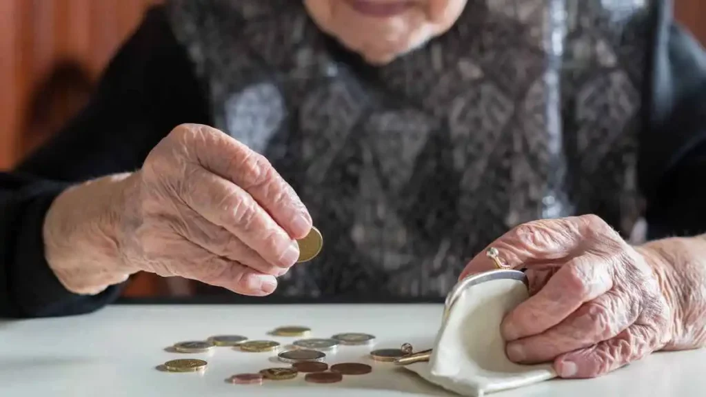 Presentan más de 700 personas amparo contra la reforma de pensiones