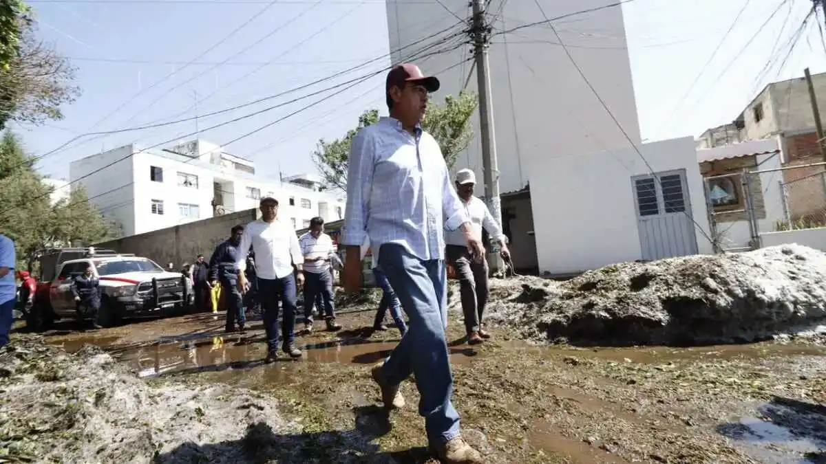 Sergio Salomón recorrió colonias de la capital afectadas por la lluvia del viernes